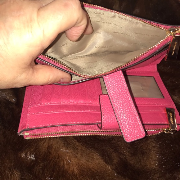 Michael Kors Wallet - Picture 5 of 8